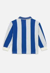 Camisa polo de mangas longas com riscas azuis e cinzentas alternadas, colarinho canelado e punhos brancos nas mangas. Tecido de algodão suave.