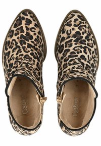 Botas de tobillo de estampado de leopardo con puntera afilada, material suave similar al ante, cremalleras laterales y acentos elásticos negros en el tallo.