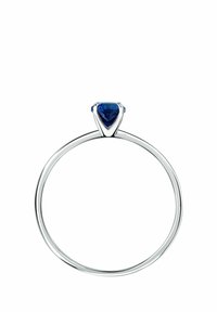 Sølvring med en trekantet blå ædelsten i midten, sat i et minimalistisk design med en glat, poleret finish.