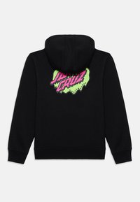 Hoodie noir avec un grand logo coloré au dos en vert et rose, comprenant le texte "Santa Cruz Skateboards." Tissu doux, capuche avec cordon de serrage.