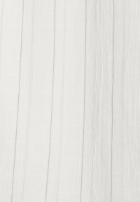 Witte stof met verticale textuurlijnen, met een subtiele glans. Het materiaal lijkt licht en luchtig, met een zachte, delicate afwerking.
