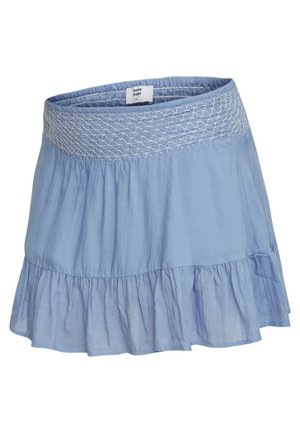 Falda azul claro con cintura fruncida y dobladillo con volantes, hecha de tela ligera.