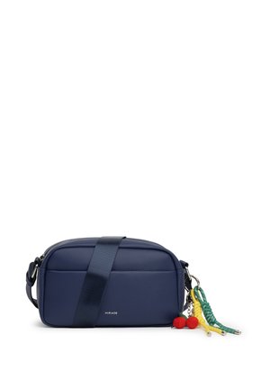 Borsa a tracolla blu navy con tracolla larga, piccolo logo frontale e portachiavi decorativi attorcigliati di colore verde, giallo e rosso.