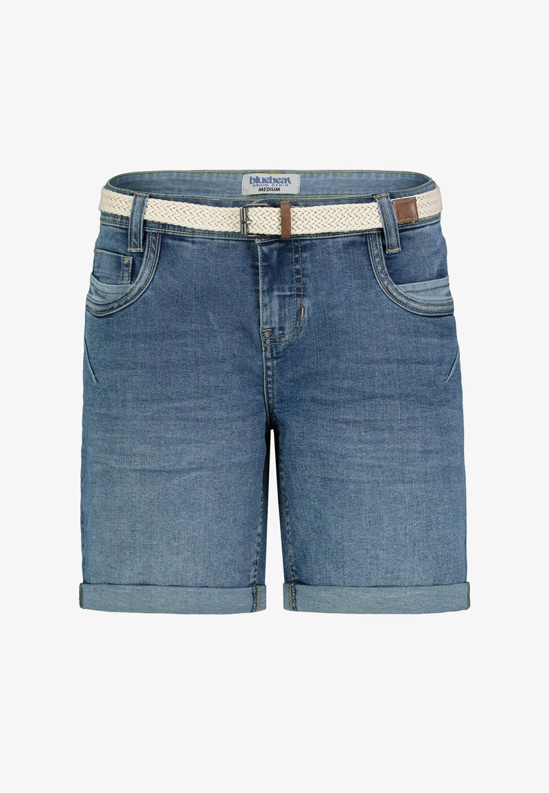 Jeansshorts in Mittelblau mit umgeschlagenem Saum, ausgestattet mit einem gewebten, cremefarbenen und braunen Gürtel, Fünf-Taschen-Design und subtilen Verwaschungen.