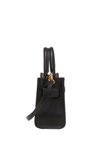 Musta nahkainen käsilaukku, jossa on jämäkkä muoto, kaksinkertaiset yläkahvat ja irrotettava olkahihna. Kultaiset metalliosat ja etutaskun yksityiskohta.