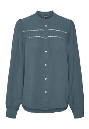 Dlouhý rukáv tyrkysové halenky s knoflíkovou légou vpředu, kulatým límečkem, nařaseným sedlem s krajkovými detaily přes hrudník a manžetovými rukávy.