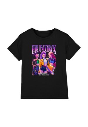 Schwarzes Baumwoll-T-Shirt mit einem bunten Grafikdruck von drei animierten Figuren und den Schriftzügen "HUNTRAX" und "KPOP DEMON HUNTERS" in Lila und Neonakzenten.