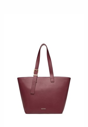 Sac fourre-tout en cuir bordeaux avec bandoulière réglable et boucle dorée, présentant un petit logo de marque au centre en bas.