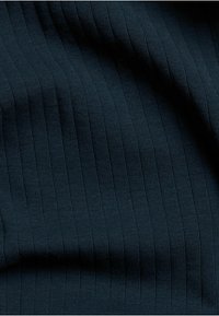 Laine ribbattu bleu marine avec une surface texturée, présentant des rayures verticales et une qualité douce et extensible, idéale pour les vêtements ou le rembourrage.