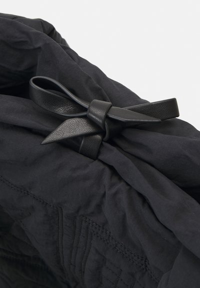 Nanushka SOFT TOTE - Bevásárlótáska - black