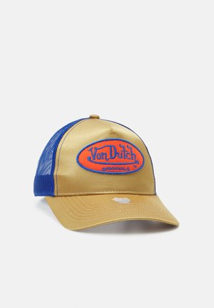 Cappellino trucker oro e blu con retro in rete, caratterizzato da un logo ovale rosso ricamato con il testo "Von Dutch ORIGINALS" sul davanti.