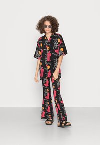 On Vacation TOUJOURS SHIRT - Blusa - black