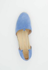 Modré semišové espadrilky s elastickými popruhy, kulatou špičkou a přírodní vlákno podešví. Interiér zdobí značka "Super Soft".