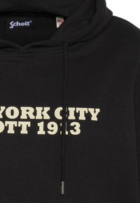 Felpa nera con cappuccio e coulisse, con una grande stampa color crema con la scritta "NEW YORK CITY 1913." Tessuto morbido con un design casual.