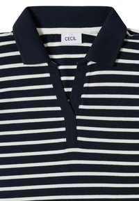 Polo à rayures horizontales bleu marine et blanc avec un col côtelé et une ouverture en V arborant une étiquette de la marque Cecile.
