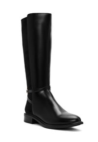 Botas negras hasta la rodilla hechas de cuero liso con punta cuadrada, un tacón bajo y un detalle decorativo en la correa alrededor del tobillo.