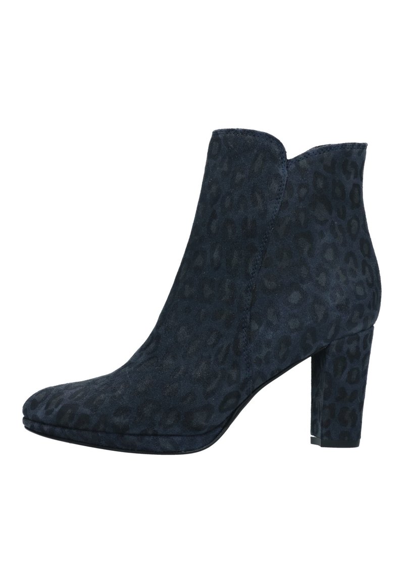 Bottine en daim bleu marine avec un motif léopard, à bout pointu et talon épais. Elle présente un design à enfiler sans lacets.