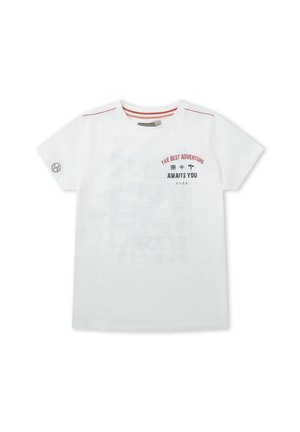 Camiseta blanca de manga corta con costuras rojas en los hombros y texto "La mejor aventura te espera" con pequeños iconos gráficos en el pecho.
