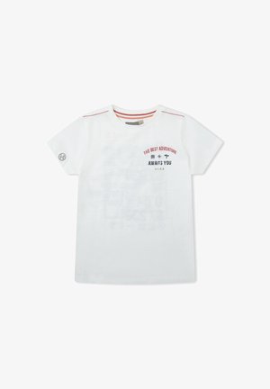 Camiseta blanca de manga corta con costuras rojas en los hombros y texto "La mejor aventura te espera" con pequeños iconos gráficos en el pecho.