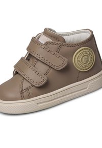 Scarpa alta in finta pelle marrone con due cinghie in velcro, interno bianco, suola in gomma e un accento di logo circolare sul lato.