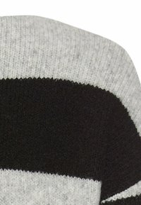 Zwart en grijs gestreepte gebreide trui, met een zachte textuur en horizontale strepen. De trui heeft een ronde halslijn en een geribde zoom.