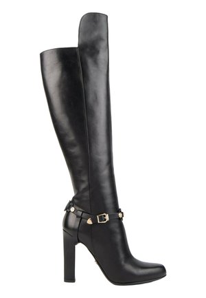 Botte en cuir noire hauteur genou avec talon bloc haut et sangle décorative avec boucle dorée autour de la cheville.