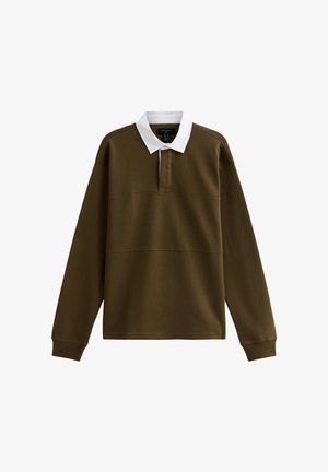 Polo shirt marrone a maniche lunghe con colletto bianco, tessuto testurizzato e dettagli di cuciture orizzontali.