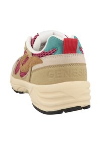 Låg sneakers i beige mocka, rosa nät, tealfärgade detaljer, röd heel pull tag och "GENESIS" präglat på hälen.
