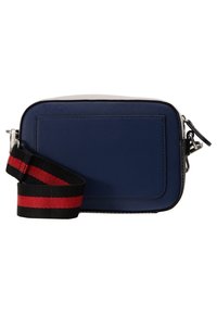 Modrý syntetický crossbody batoh s obdélníkovým tvarem, černým a červeným pruhovaným nastavitelným popruhem a hladkým texturovaným povrchem. Stříbrné kovové detaily.