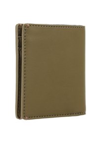Billetera bi-fold de cuero verde con costuras cuidadas, textura suave y forma compacta. Cuenta con espacios para tarjetas y un diseño simple y funcional.