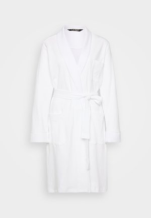 Baltas medvilninis vonios chalatukas su šalių apykakle, rišamu dirželiu, dviem šoniniais kišenėmis ir tekstūruotu apvadu ant rankovių. Papuoštas išsiuvinėtais inicialais.