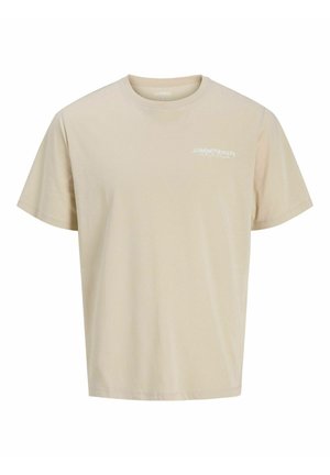 Camiseta beige de manga corta con cuello redondo, con un pequeño logo de texto blanco que dice "JJ Rebel Philosophy" en el pecho izquierdo.