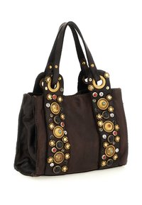 Borsa a mano in pelle marrone scuro con due manici, decorata con borchie circolari dorate, nere, rosse e turchesi, oltre a strass.
