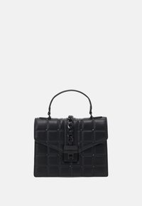 Czarna skórzana torba na ramię z pikowanym wzorem, rączką ozdobioną łańcuszkiem, prostokątnym kształtem oraz przednią klapką z zapięciem na zatrzask.