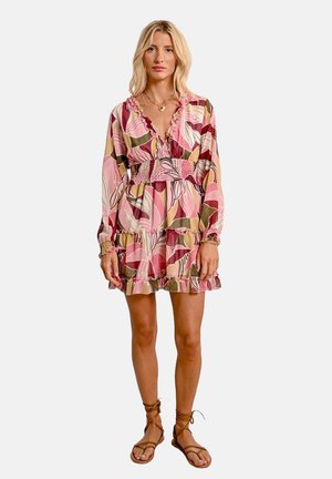 Abito mini floreale in tonalità rosa, verde e beige; presenta una profonda scollatura a V, maniche lunghe, vita smock e orlo a balze.