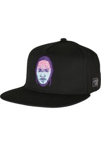Sort cap med et broderet ansigtsdesign og ordene "STOLTHED" og "LOALITET" i lilla og blå. Struktureret form, flad skygge og sideetiket.