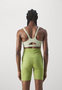 Nike Performance INDY BRA - Sports-BH-er med mye støtte - olive aura