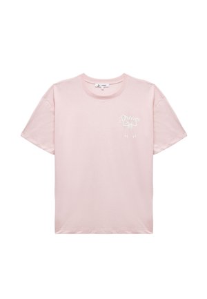 Roze katoenen t-shirt met korte mouwen, ronde hals, voorzien van de tekst "Dream" en een strikafbeelding in het wit aan de linkerzijde. Zachte textuur, casual pasvorm.
