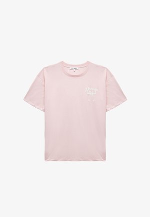 Lyserød bomulds t-shirt med korte ærmer, rund hals, med "Dream" og en sløjfe grafik i hvid på venstre side. Blød tekstur, afslappet pasform.