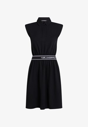 Must värviga põlve pikkusega kleit, millel on polo krae, elastne vöökoht ja valge logo, pakkudes mugavat lõiget.