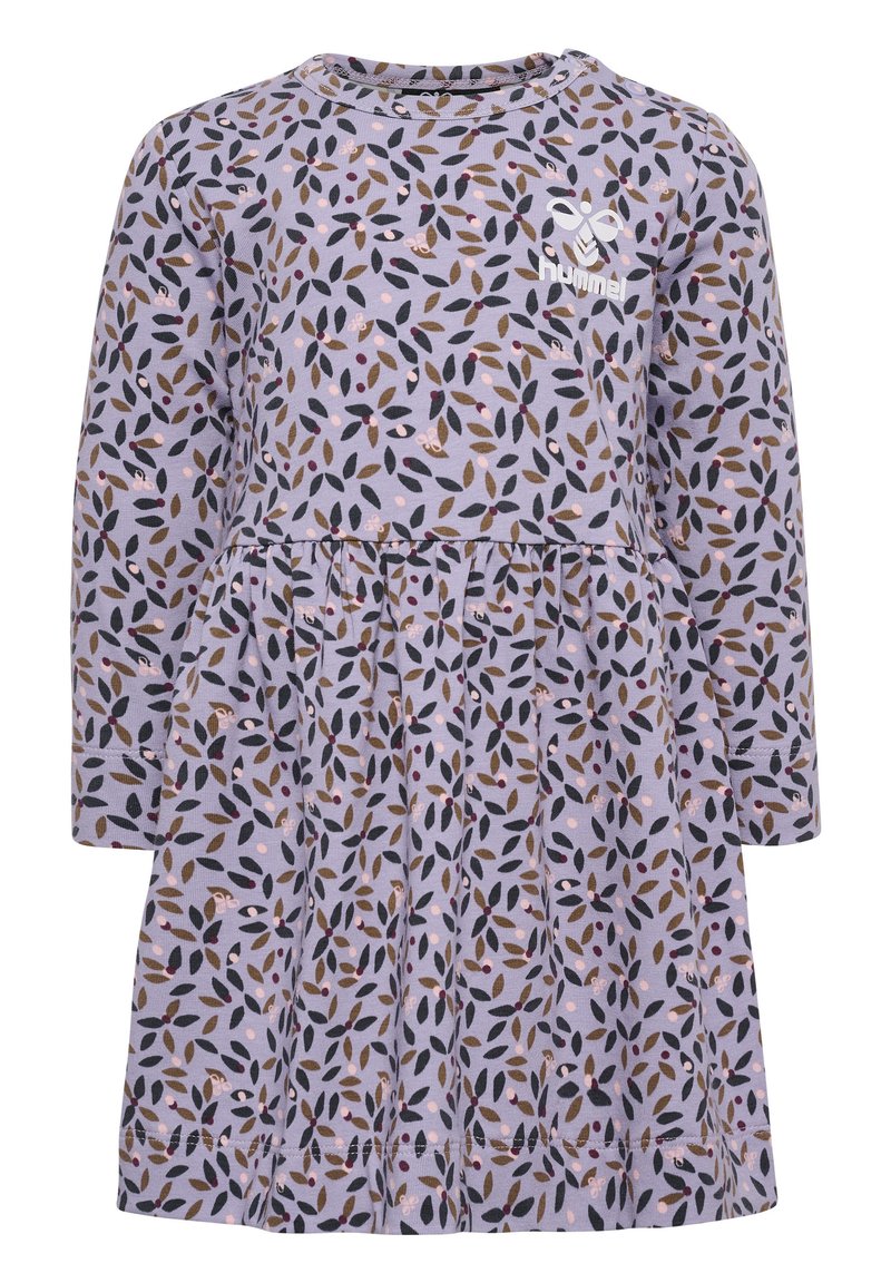 Långärmad lila klänning med mönster av blad i grönt, brunt och rosa. Slimmad bodice med en volangkjol. Reflekterande logotypdetalj på bröstet.