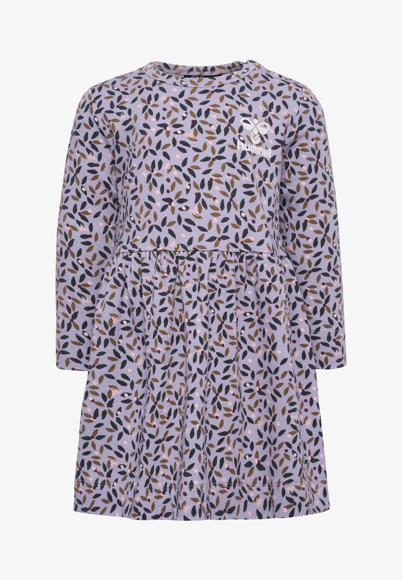 Robe à manches longues de couleur violet avec un motif de feuilles vert, marron et rose. Corsage ajusté avec une jupe évasée. Détail de logo réfléchissant sur la poitrine.