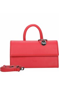 Bolso de mano de cuero rojo con un asa superior, correa de hombro desmontable, cierre de solapa y una etiqueta de charm metálica. Textura suave con sutiles acentos de costura.