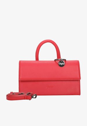 Sac à main en cuir rouge avec une poignée supérieure, une bandoulière amovible, une fermeture à rabat et une étiquette en métal. Texture lisse avec des accents de couture subtils.