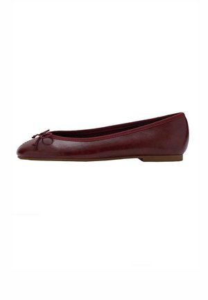 Bordeaux leren ballerina met afgeronde neus, klein strikdetail aan de voorkant en lage platte zool.
