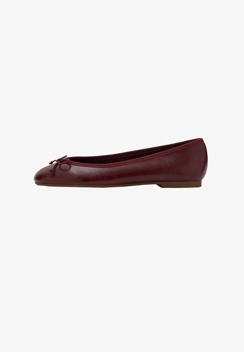 Ballerine plate en cuir bordeaux avec bout arrondi, petit nœud devant et semelle plate basse.