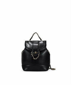 Mochila de cuero negro con forma redondeada, asa de cadena, tapa frontal y cierre de metal. Textura suave con sutiles detalles de costura.