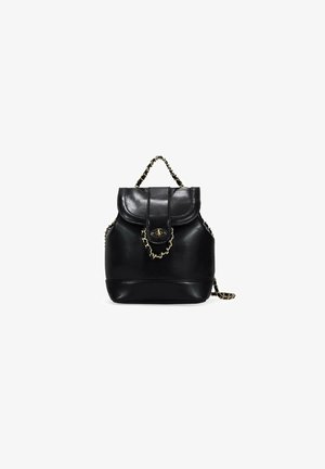 Mochila de cuero negro con forma redondeada, asa de cadena, tapa frontal y cierre de metal. Textura suave con sutiles detalles de costura.
