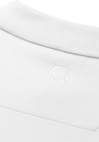 Bílý svetr z materiálu s ribbovaným límcem a jemně vyšitým logem. Hladký povrch s minimalistickým designem.