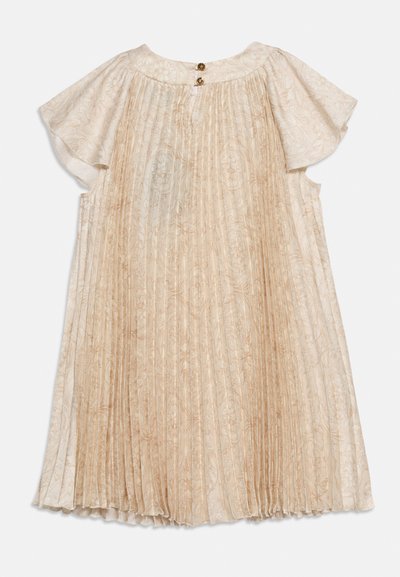 Μπεζ πλισέ φόρεμα με λουλουδάτο σχέδιο, κοντά φουσκωτά μανίκια και δύο κουμπιά στο ψηλό στρογγυλεμένο λαιμό, πίσω όψη.